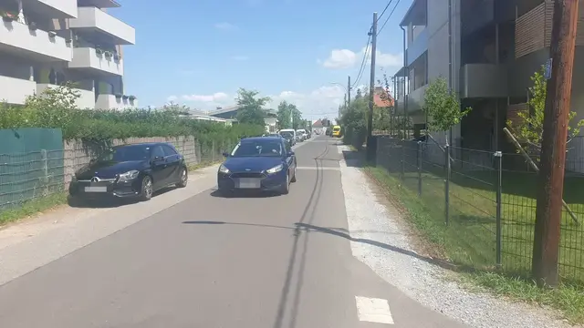 Eine Auto fährt durch eine Wohnstraße in Graz. 