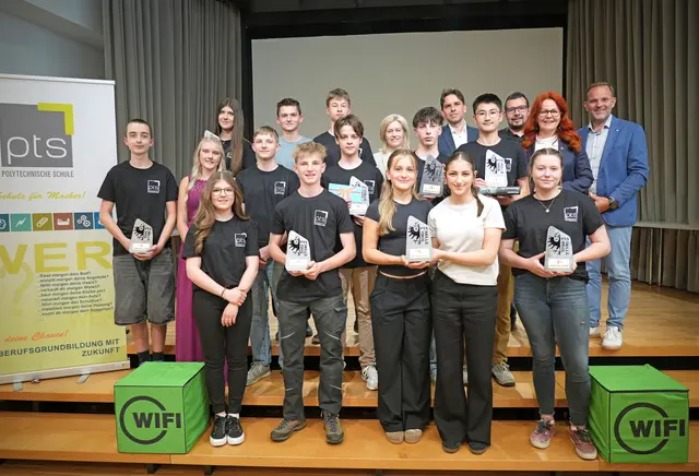 Bei der Siegerehrung der „PTS Skills Tirol“ 2026 am WIFI Campus Innsbruck (v.li.): PH Tirol-Rektorin Regine Mathies, Christian Biendl (Leiter des Pädagogischen Bereichs der Bildungsdirektion für Tirol), Stefan Wirtenberger (Organisator und PTS-Koordinator der PH Tirol), Bildungslandesrätin Cornelia Hagele und Fachkräftekoordinator der Wirtschaftskammer Tirol David Narr mit den SiegerInnen. | Foto: Land Tirol/Schallhart