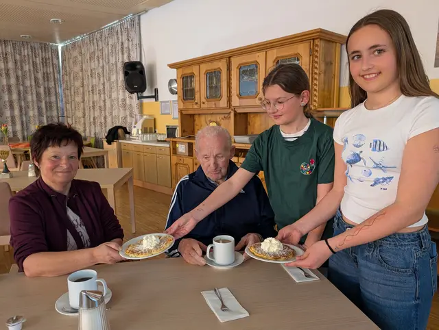 Die Bewohner:innen und Besucher:innen ließen sich die frisch gebackenen Waffeln mit Sahne schmecken. | Foto: REA FWZ