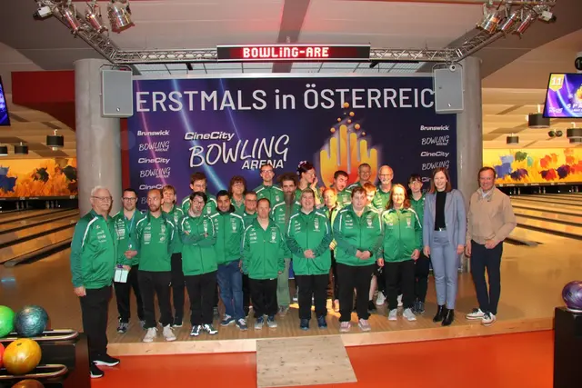 Gruppenfoto der Bowling-Athleten der DSG Grafenstein mit Bundesministerin Claudia Bauer, die das Team beim Training in der Cine City Bowlingarena in Klagenfurt besuchte. | Foto: DSG Grafenstein