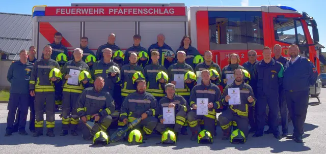 Die Mitglieder der Feuerwehr Pfaffenschlag mit ihren Urkunden über die Ausbildungsprüfung "Technischer Einsatz" | Foto: FF Pfaffenschlag