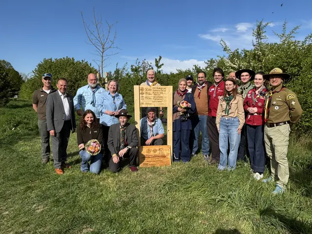 Im Rahmen der Aktion „An Bam Aufstön 2.0“ pflanzten Vertreterinnen und Vertreter der österreichischen Pfadfinderbewegung gemeinsam mit der der MA 49-Forstamt einen heimischen Baum. | Foto: BV23/Genitheim