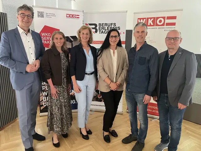 Direktor Klemens Keplinger (Stiftsgymnasium Kremsmünster), Schulpsychologin Christina Gaddy, WKO-Obfrau Doris Staudinger, Schulqualitätsmanagerin Ursula Jekal, Wolfgang Eisterlehner (Ausbildungsleiter Firma Haidlmair) und Günter Schmied vom AMS Kirchdorf (v.li.)

  | Foto: WKO Kirchdorf
