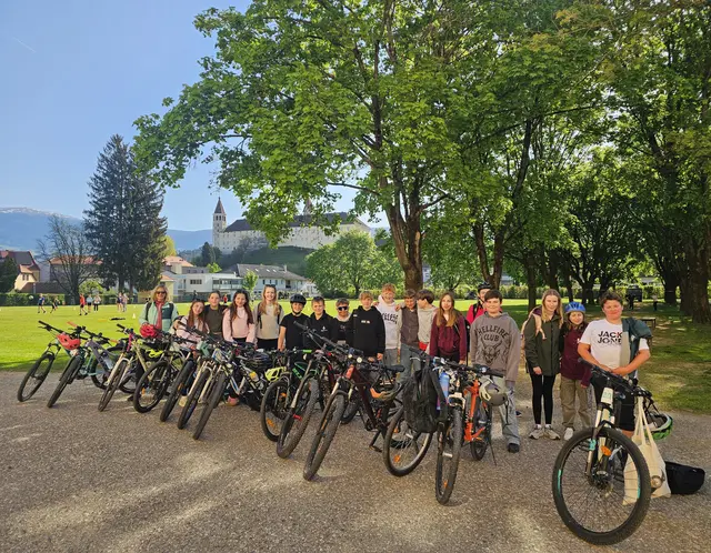 Manche Kinder kamen sogar mit dem Fahrrad zur Schule | Foto: Privat