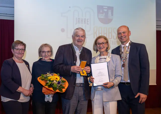 Vizebürgermeisterin Margit Auer, Stadtarchivar Erich Kerschbaumer mit Gattin, Landeshauptfrau Johanna Mikl-Leitner und Bürgermeister Franz Fischer anlässlich 100 Jahre Stadtgemeinde Raabs an der Thaya | Foto: NLK Filzwieser