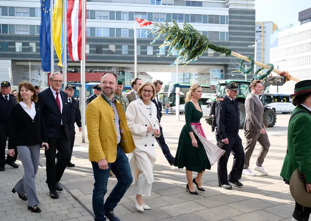 Landeshauptfrau Johanna Mikl-Leitner mit Landesamtsdirektor-Stellvertreterin Verena Sonnleitner, Landesamtsdirektor Werner Trock, Bürgermeister Harald Lechner,  Vizebürgermeisterin von Asperhofen, Christina Steinböck, Landhaus-Betriebsfeuerwehr-Kommandant Erich Schilcher und Vizebürgermeister Florian Krumböck (St. Pölten) auf dem Weg zum Maibaumaufstellen. | Foto: NLK Pfeiffer
