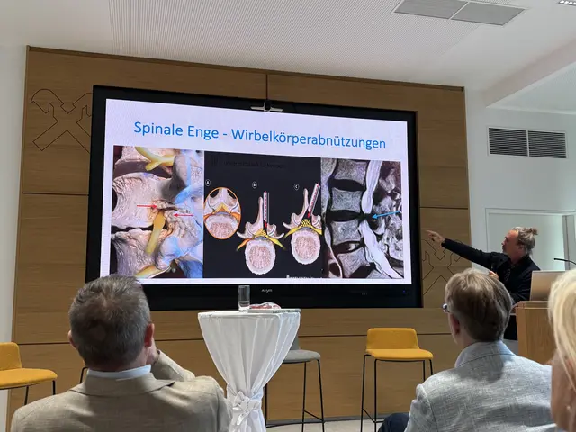 Elvis Turner stellte diverse Erkrankungen des Bewegungsapparates vor. | Foto: MeinBezirk/Anja Kern