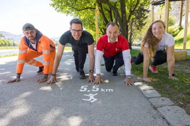 v.l.: Stefan Fiegl vom Bauhof, Vizerbürgermeister Kay-Michael Dankl, Bürgermeister Bernhard Auinger und Julia Zweimüller von der Bewegten Stadt | Foto: Stadt Salzburg/Wildbild