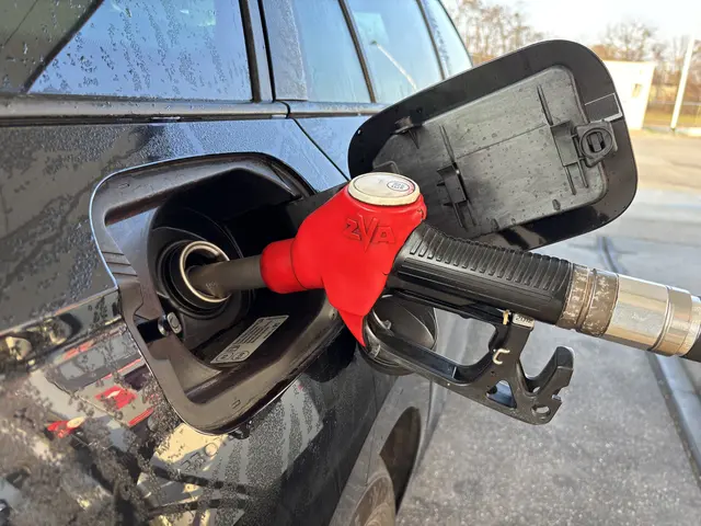 Tanken ist im Burgenland im April günstiger geworden. Ob das auch weiterhin so bleibt, hängt unter anderem von einer noch offenen Verlängerung der Spritpreisbremse ab.  | Foto: Franz Tscheinig/MeinBezirk Burgenland