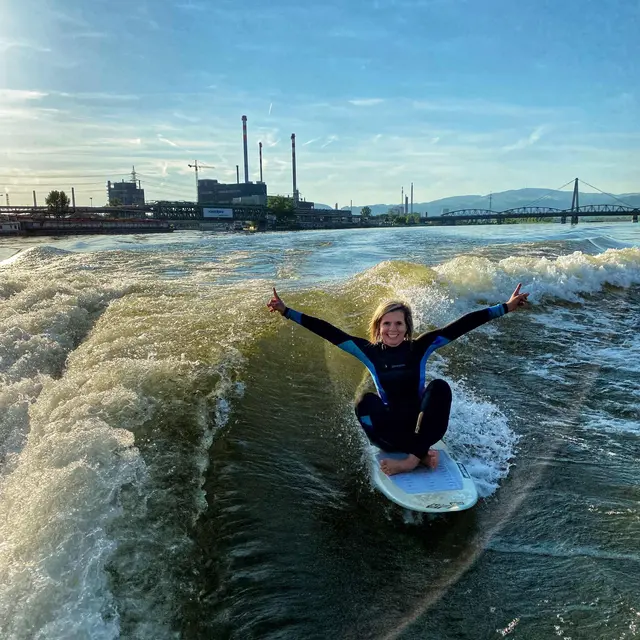 „Fahr ned fort, surf im Ort“ – Wakesurfen auf der Donau