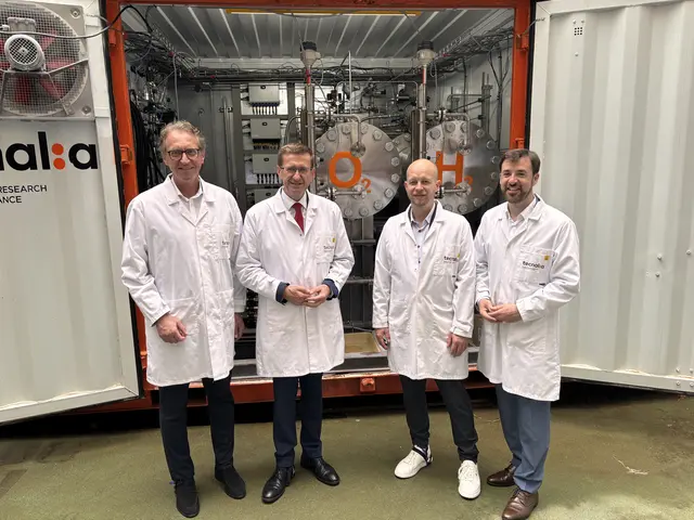 Die Energieforschungsreise ins Baskenland führten Landesrat Markus Achleitner (2.v.l.), Energie AG-Vorstandschef Leonhard Schitter (l.), Energie AG-Technikvorstand Alexander Kirchner (3.v.l.) und der Geschäftsführer des Energieinstituts an der Johannes Kepler Uni, Robert Tichler (r.) an. | Foto: MeinBezirk/Thomas Winkler