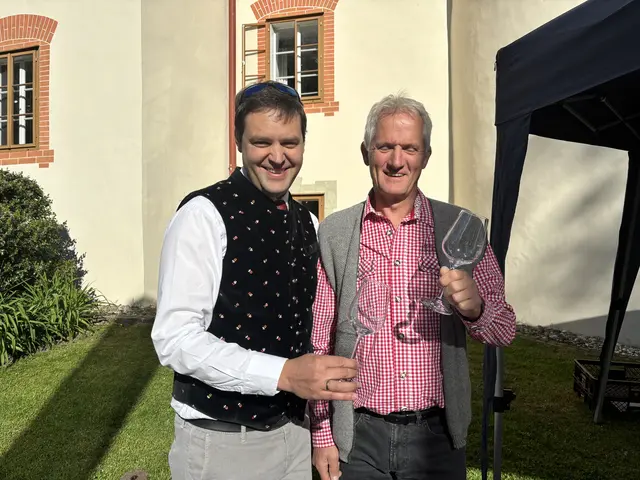 Der Obmann des Weinbauvereins Feldkirchen-Ossiacher See, Rupert Ofer (l.), begrüßte die Gäste bei der 5. Jahrgangspräsentation beim Amthof Feldkirchen. | Foto: MeinBezirk/Isabella Friessnegg