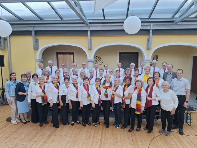 Chorklang Weinviertel mit Chorleiterin Birgit Pech und Gemeindevertretern der Stadtgemeinde Laa. | Foto: Appel