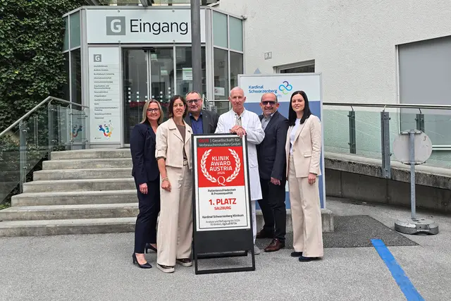 (v.l.): Gabriela Mews (Leiterin Qualitätsmanagement), Sandra Wallner, (Pflegedirektorin), Karl Söllhammer (Personaldirektor), Eugen Adelsmayr (Geschäftsführer und Ärztlicher Direktor), Hermann Hirscher (Verwaltungsdirektor) und Claudia Kleißl (Leiterin Recht &amp; Compliance).

  | Foto: KSK/Mayerosch