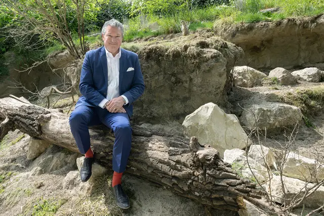 Tiergartendirektor Stephan Hering-Hagenbeck in der Präriehund-Anlage. | Foto: Daniel Zupanc