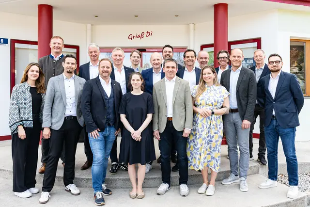 Dr. Wolfgang Erhart, Notar; Dr. Gerhard Lebitsch, Rechtsanwalt; Christopher Wiener, Laura Huber, Stefan Passrugger, Geschäftsführer der DMO Salzburger Sportwelt GmbH; Roland Wiesbacher, Michael Hirner, Clemens Konrad, Michael Walchhofer, Skilegende und Obmann des Tourismusverbands Altenmarkt-Zauchensee; Johann Thurner, Nina Kraxner, Alexander Schabhüttl, Franz Fritzenwallner, Christian Koblinger, Christian Stiegler, Katharina Habersatter, Wolfgang Wild, Gerhard Wolfsteiner
 | Foto: Angelika Pfuner/Tourismusverband Eben im Pongau 