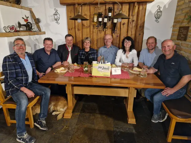 Karl Pihringer, Obstbauverband-Mostviertel-Obmann Michael Oberaigner, Bauernbund Bezirks-Obmann Haag, Kammerobmann Andreas Pum, Maria Pihringer, Engelbert Wieser, Barbara Schneider, Obmann LKR Harald Hochedlinger und Leopold Reikersdorfer von der ARGE Streuobst genossen die Hofjause. | Foto: NÖ Bauernbund