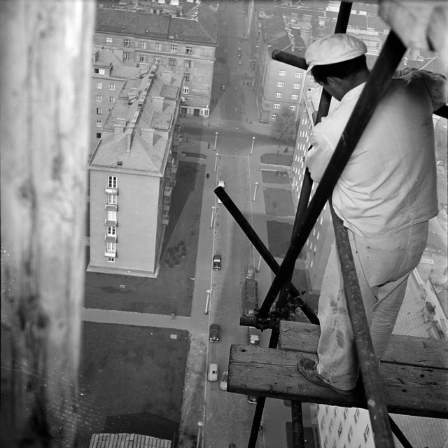 EIn Arbeiter auf dem Matzleinsdorfer Hochhaus in rund fünfzig Metern Höhe. | Foto: Österreichische Nationalbibliothek