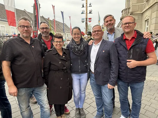 Vizebürgermeister René Kniewallner (3.v.r.) mit SPÖ-Vertreterinnen und Vertretern sowie ÖVP-Gemeinderätin Carina Walitsch (Mitte) | Foto: MeinBezirk/Waltraud Fischer