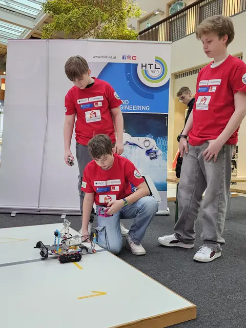 Die programmierten Roboter mussten sich in drei Disziplinen messen. | Foto: Techno-Z