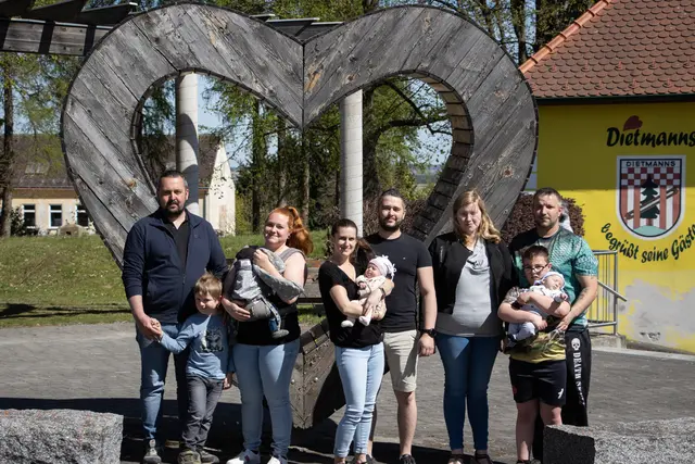 Geburtsbäume für drei neugeborene Kinder gepflanzt