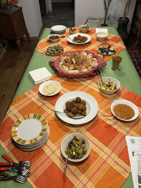 Ein feines vegetarisches Buffet gab es nach dem Vortrag | Foto: Lauren Fahrenberger / MeinBezirk