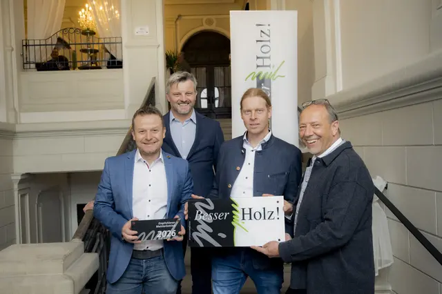 Große Freude beim Unternehmen Strobl Bau – Holzbau: Markus Kroisleitner (Holzbau-Bereichsleiter, Strobl Bau – Holzbau), Reinhard Hansmann (Landesinnungsmeister), Bernhard Pieber (Holzbau-Bereichsleiter, Strobl Bau – Holzbau) und Bernhard Neubauer, Obmann von Besser mit Holz! (v. l.) 
 | Foto: Doris Sporer