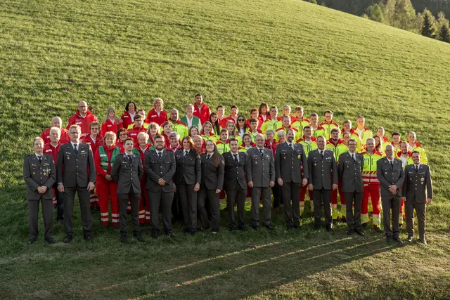 Das Rote Kreuz hat sich für ein Foto auf die Wiese zusammen gestellt