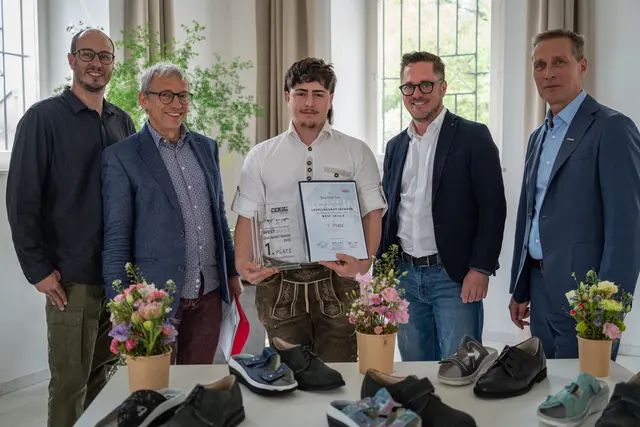 Raphael Sax aus Salzburg holte sich den Sieg beim Lehrlingswettbewerb der Orthopädieschumacherinnen und -schuhmacher. | Foto: WK Tirol / Bastian Fettinger
