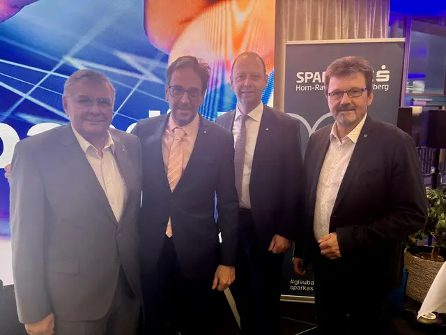 Helmut Scheidl und Manfred Hofbauer mit Vizebürgermeister Nagl und Bürgermeister Lentschig. | Foto: Markus Kahrer