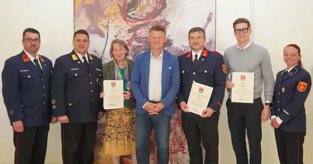 V.l.n.r. Martin Spendel (Kommandant FF Haidach), Franz Socher (Kommandant FF Hauptwache), Ingeborg Zauner (Eigentümerin Fahrschule Janeschitz), Bürgermeister Christian Scheider, Markus Schoas (GF hs2n Informationstechnologie GmbH), Florian Wielitsch (GF Wielitsch KG) und Christine Fuchs (Mitglied FF Haidach)
 | Foto: StadtKommunikation / Zechner