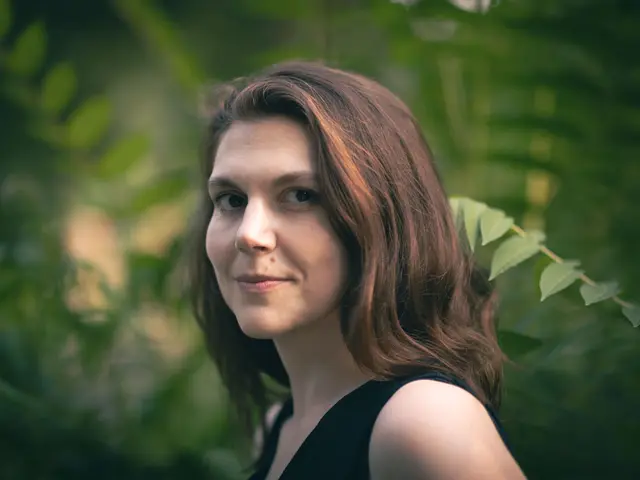 Ana Wetherall-Grujić zeigt in ihrem Buch Das Baby ist nicht das verdammte Problem, wie die Gesellschaft Gebärende strukturell im Stich lässt. | Foto: Minitta-Kandlbauer