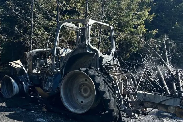 Traktor in Schiedlberg brennt, Flammen drohten auf Wald überzugreifen