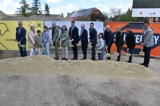 Der Spatenstich markiert den Beginn der Bauarbeiten für das Schulprojekt in Sitzendorf. | Foto: Alexandra Goll