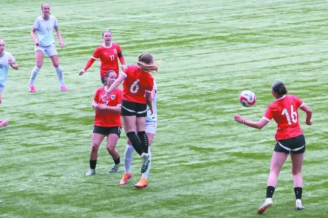 Die Nummer 6, Maja Keckeis, mit vollem Einsatz | Foto:  Niki Pötzl
