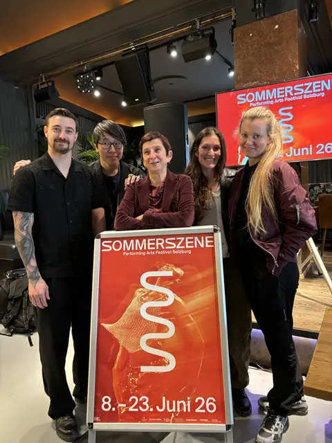 Angela Glechner (Mitte) und die Künstlerinnen und Künstler freuen sich auf ein buntes "Tanz-Potpourri" bei der Sommerszene. | Foto: Lisa Gold