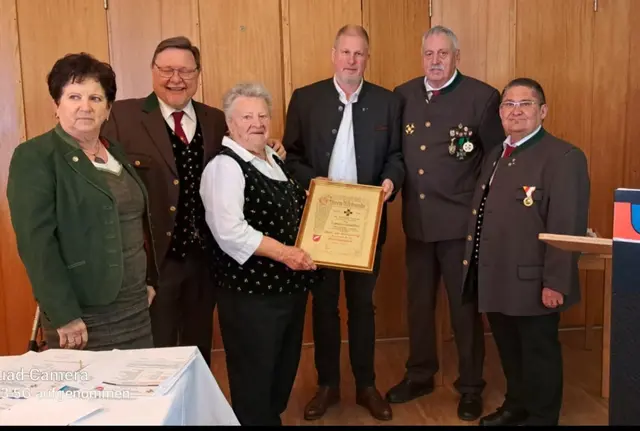 von links: Gemeinderätin Reinelde Kobold Inthal, Schriftführer Michael Schüssler, Geehrte Milli Schüssler, Stadtrat Mathias Furian, Fahnenträger Johann Umschaden, Obmann Klaus Grassler | Foto: Privat