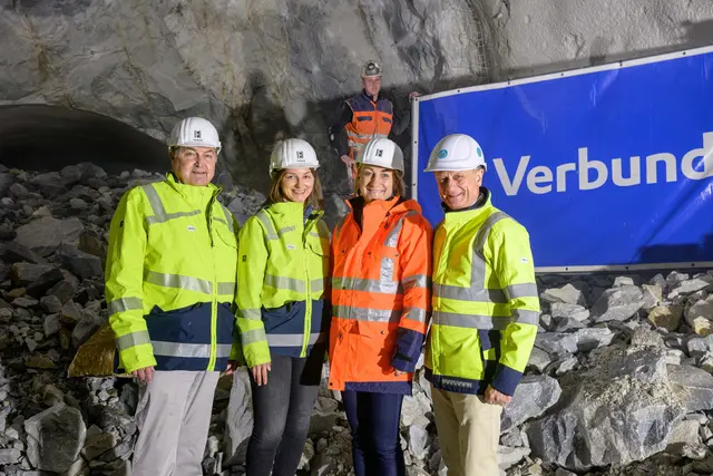 v.l.n.r Karl Heinz Gruber (VERBUND Wasserkraft-Geschäftsführer, Projektleiterin Maria Leo, Tunnelpatin Kathrin Aberger-Dick, Michael Amerer (VERBUND Wasserkraft-Geschäftsführer) | Foto: Wiedl/VERBUND