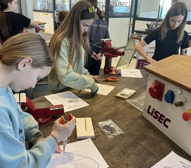 In der Lehrwerkstatt bauten die Schülerinnen unter Anleitung von Ausbildnern und Lehrlingen ihr eigenes Werkstück: das Geschicklichkeitsspiel „Heißer Draht“. | Foto: Sport/Mittelschule St. Valentin