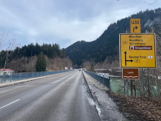 Die König-Ludwig-Brücke quert den Lech auf der Strecke in Richtung Weißhaus-Pinswang, bzw. Reutte/Tirol. | Foto: Staatliches Bauamt Kempten