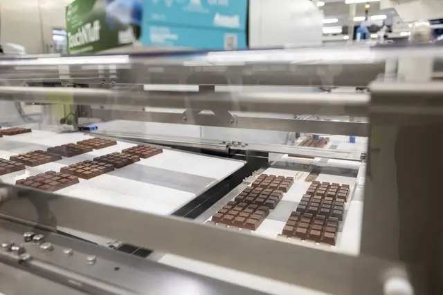 In Breitenbrunn werden unter anderem Amicelli und vegane Schokoladen für den Weltmarkt produziert. | Foto: Ritter Sport Breitenbrunn