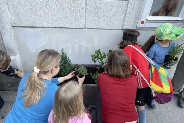 Der Pflanztag entwickelte sich zu einem Treffpunkt im Grätzl. | Foto: Angela Knoebl