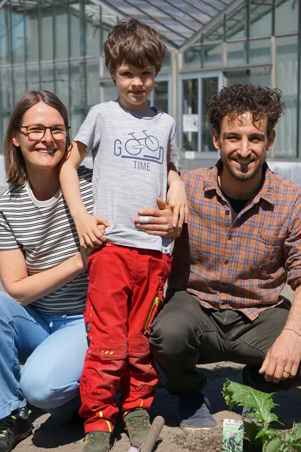 Gemeinsam ans Werk: Familie Mayr bei der Beetübernahme. | Foto: MeinBezirk/Pali