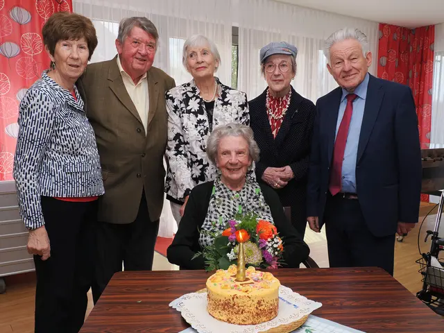 V.l.: Gertrude und Hans Bugram, Sozialreferentin bzw. Ehrenobmann der Ortsgruppe Scharlinz, Elfriede Pfleger und Katharina Buchinger, Freundinnen, Landesobmann LH a.D. Josef Pühringer mit Geburtstagskind Rosa Einbauer (vorne). | Foto: OÖ Seniorenbund