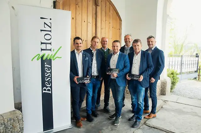 Vertreter der Landesinnung und von „Besser mit Holz!“ gemeinsam mit einer Abordnung der drei Weizer Betriebe.  | Foto: Besser mit Holz/Doris Sporer