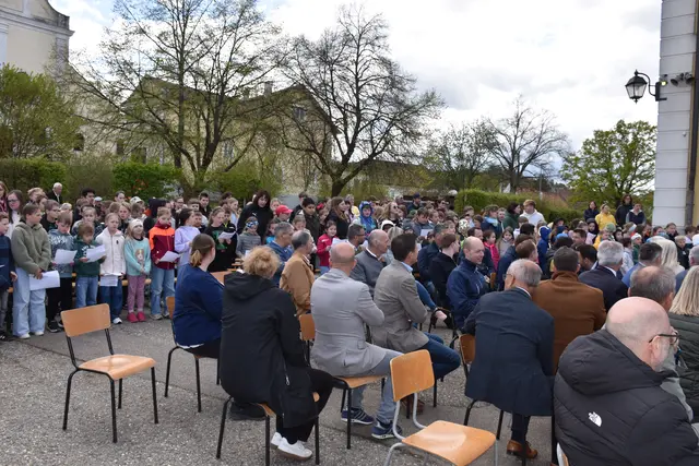 Zahlreiche Gäste verfolgen den offiziellen Auftakt. | Foto: Alexandra Goll