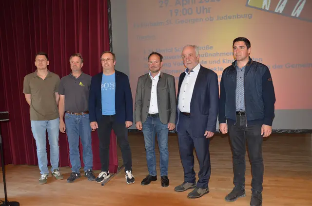 Am Bild zu sehen sind Gernot Maurer (v. l.) und Stefan Fieger (Wildbach- und Lawinenbaung), Ulrich Prutti, Vbgm. Johann Steiner, Bgm. Hermann Hartleb, Gemeindkassier David Leitner