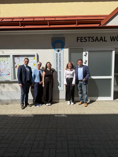 (v.l.n.r.): Bürgermeister Florian Pfaffelmaier mit der Amtsleitung Mag. Elke Hasenbichler, MSc., Studierenden der FH Villach und Unternehmer Marco Colazzo. | Foto: Marktgemeinde Wöllersdorf-Steinabrückl