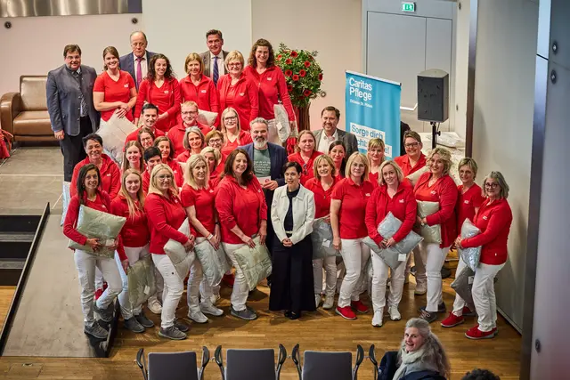 Das Team der Sozialstation Waidhofen/Ybbs und viele geladene Gäste feierten im Schloss Rothschild ihr 40jähriges Bestehen. | Foto: Franz Gleiß