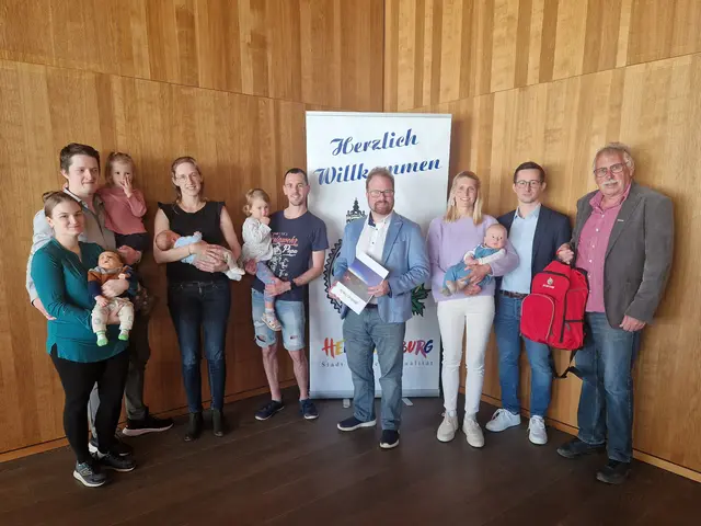 Sonja und Matthias Hetzenberger mit Schwester Antonia und dem kleinen Emil, Birgit und Thomas Kramer mit Schwester Marie und dem kleinen Elian, Bgm. Christoph Artner, Maria und Harald Ziegler mit dem kleinen Ferdinand, Walter Böhm